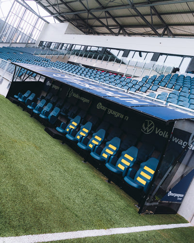 Uniek ontwerp dugouts SC Cambuur: vormgegeven voor perfect zicht en comfort