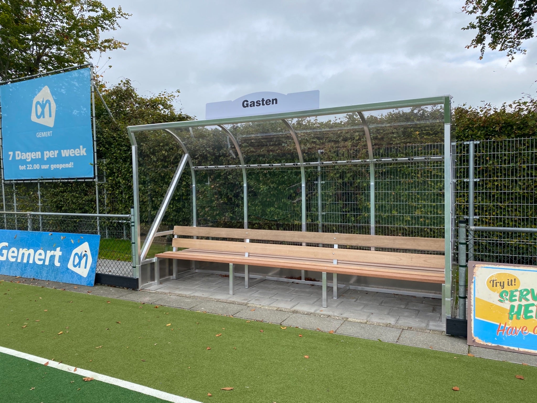 SKOR hockey dugout geplaatst langs een hockeyveld
