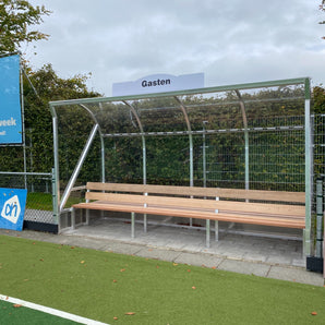 SKOR hockey dugout geplaatst langs een hockeyveld
