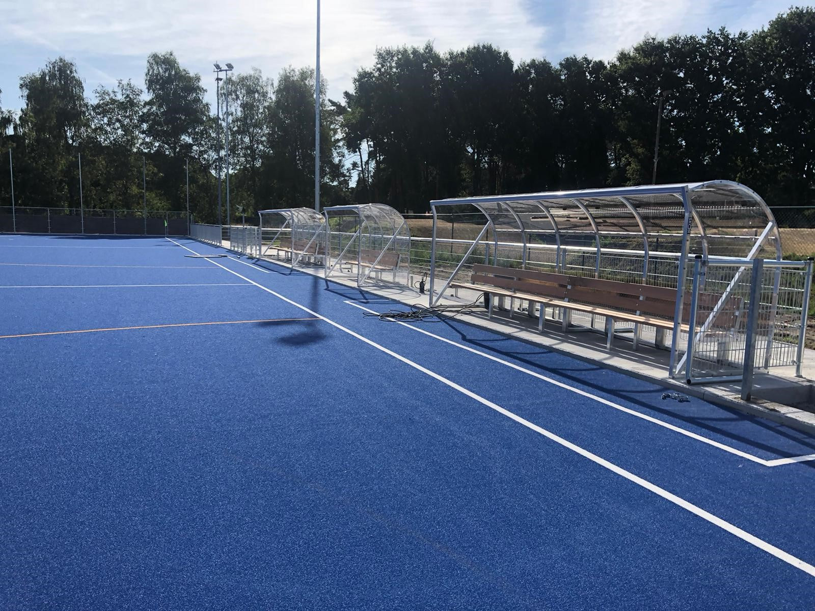 Aluminium SKOR hockey dugout Düsseldorf met heldere polycarbonaat beplating
