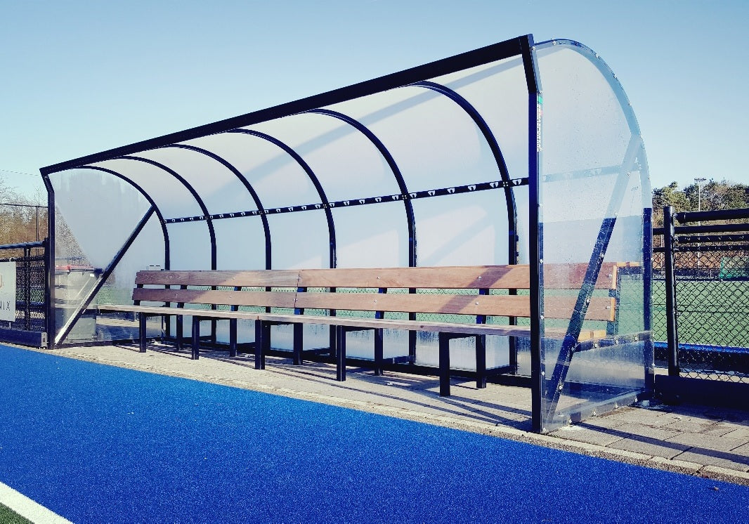 Hockey dugout Montrouge op sportveld met polycarbonaat wanden van SKOR