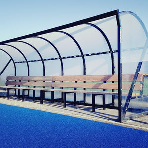 Hockey dugout Montrouge op sportveld met polycarbonaat wanden van SKOR