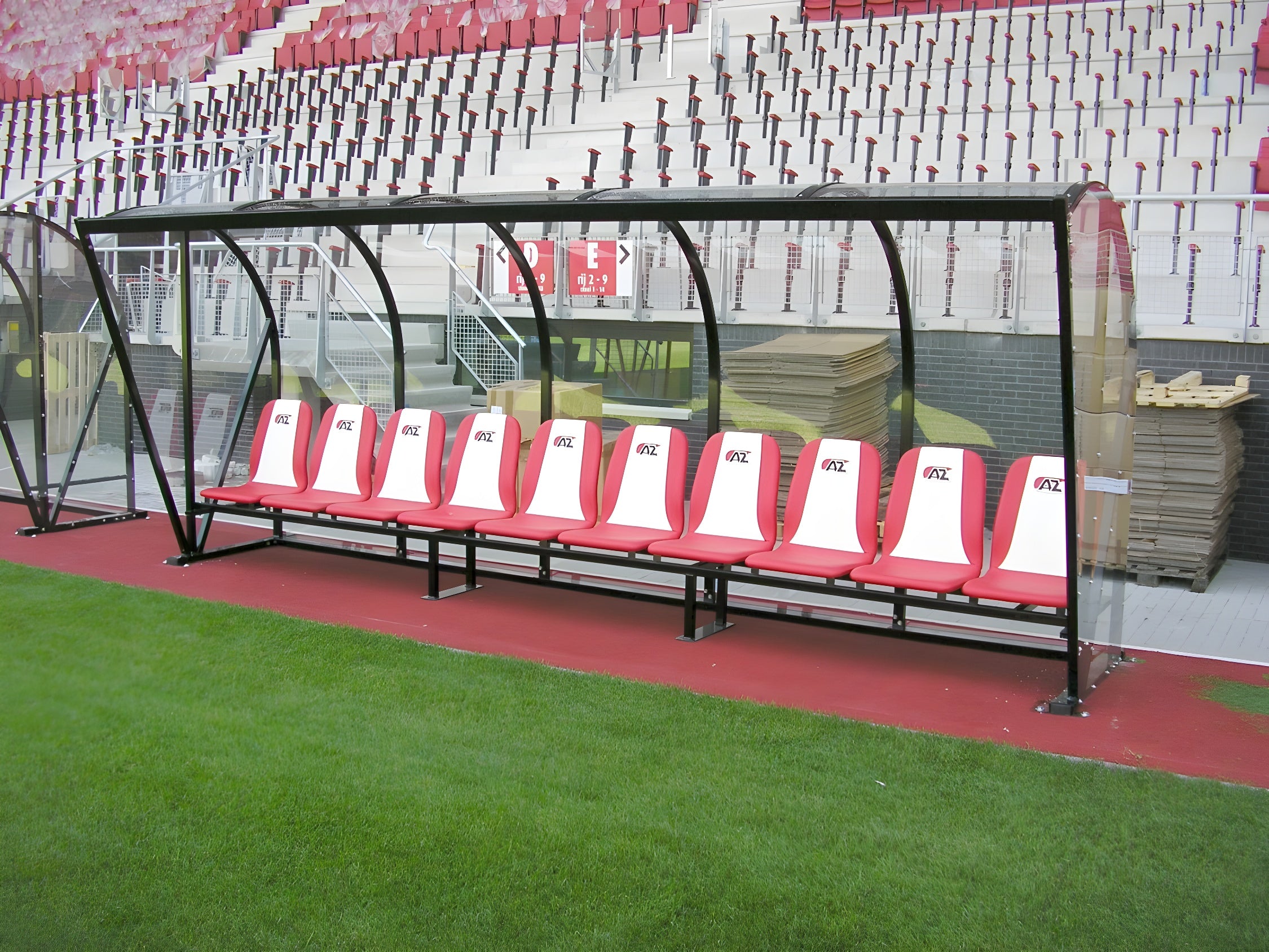 Professionele SKOR voetbal dugout TYPE 1 DE LUXE in stadionopstelling met kuipstoelen.
