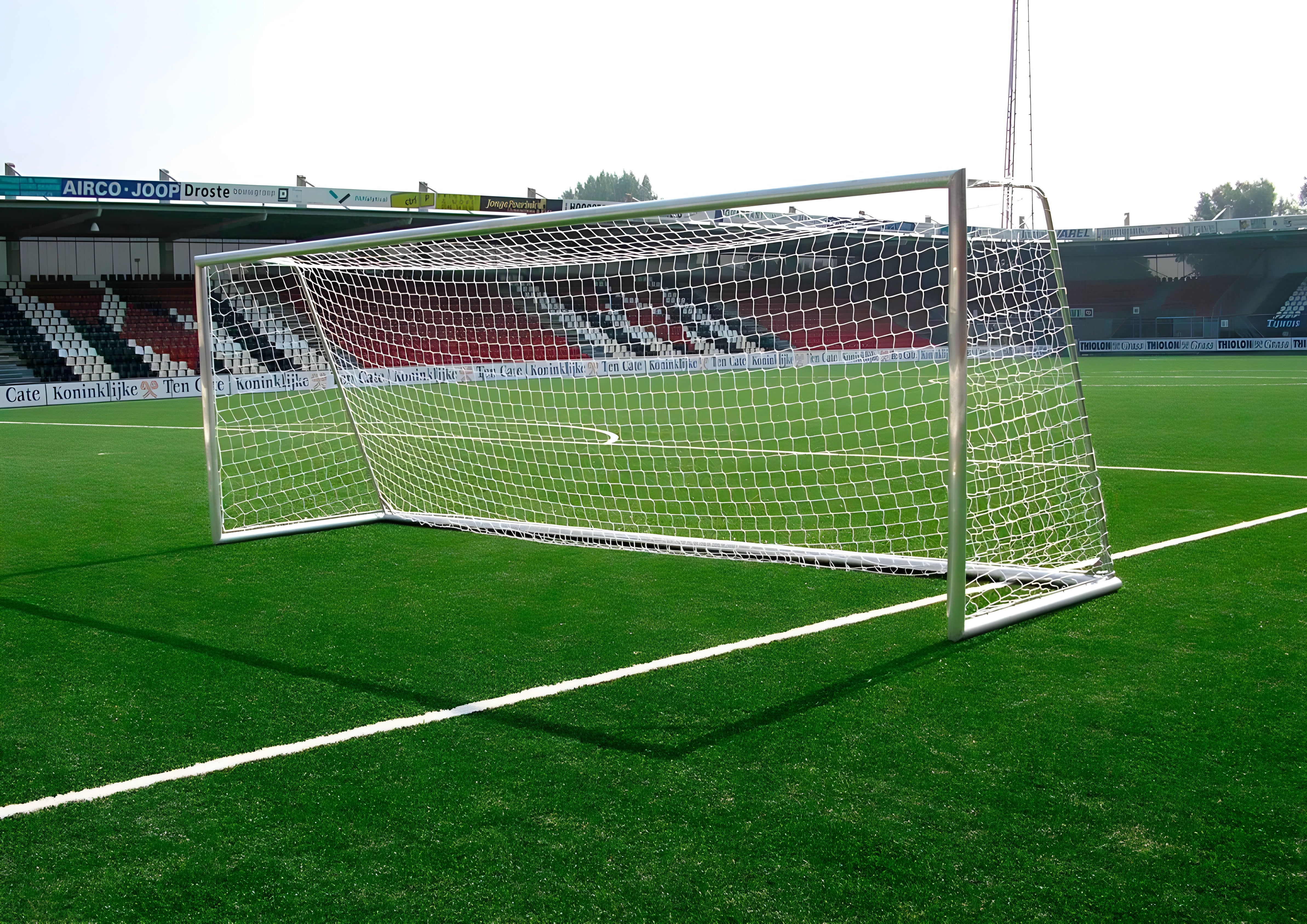 Aluminium voetbaldoel groot 7,32x2,44 van SKOR | Professioneel, 100x120 mm profiel, geplaatst op sportveld
