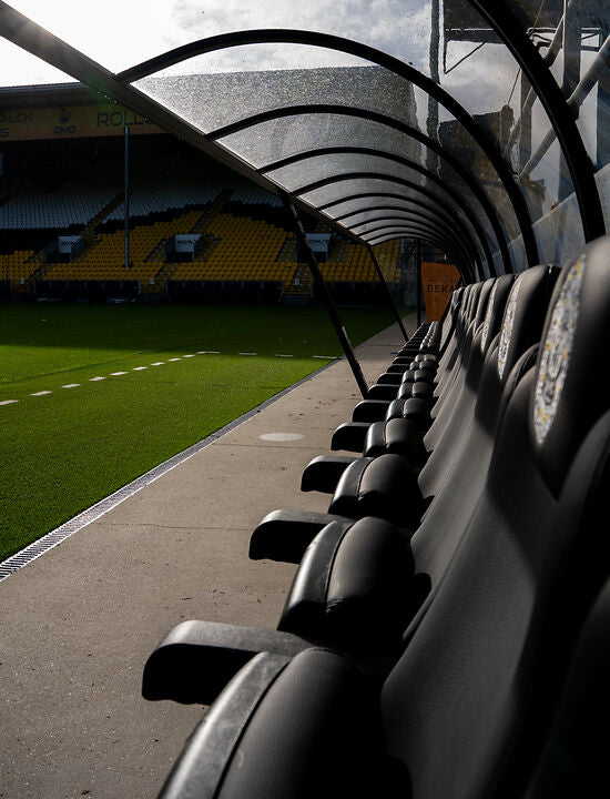 Dugout business seats met logo