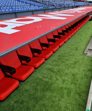 Stadiondugout met sponsoruitingen