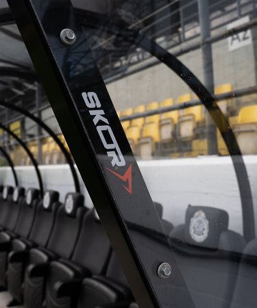 SKOR logo op zijplaat dugout Lokeren